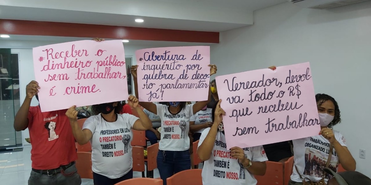 Professores fazem manifestação na Câmara pedindo que Pastor Max devolva dinheiro que recebeu sem trabalhar