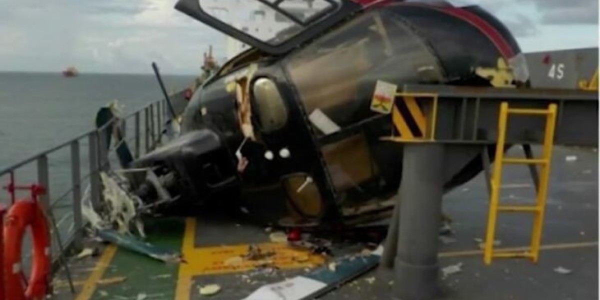 Helicóptero cai sobre navio em São Luís