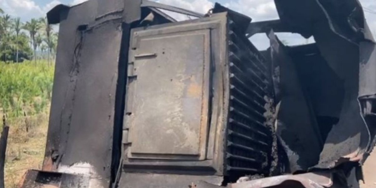 Criminosos armados explodem carro-forte em Santo Antônio dos Lopes, mas fogem sem levar o dinheiro