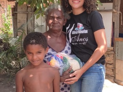 Instituto Samara Mendes distribui cestas básicas aos moradores do bairro Vila Conquista, em Caxias 