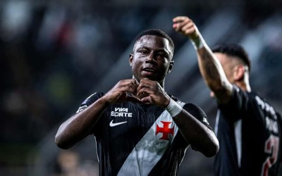 Vasco vence com virada épica no fim e manda o Corinthians para o Z4 do Brasileirão