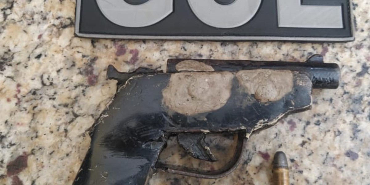 Policiais do Grupo de Operações Especiais apreendem menor com arma de fogo durante Operação Bairro Seguro em Caxias