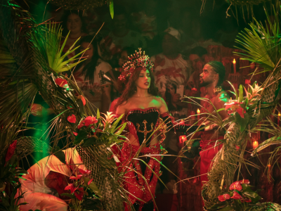 Anitta é coroada rainha de bateria da Grande Rio e emociona comunidade