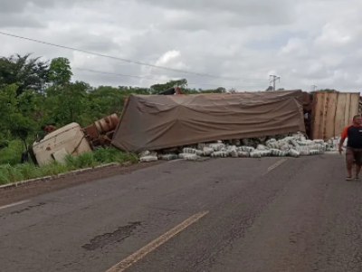 Colisão entre duas carretas interdita os dois sentidos da BR-226
