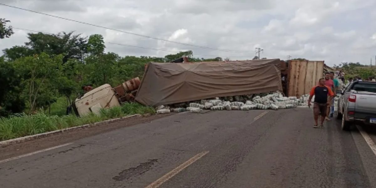Colisão entre duas carretas interdita os dois sentidos da BR-226