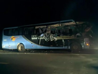 Colisão entre caminhão e ônibus deixa duas pessoas mortas e várias feridas na BR-135 entre Presidente Dutra e São Domingos