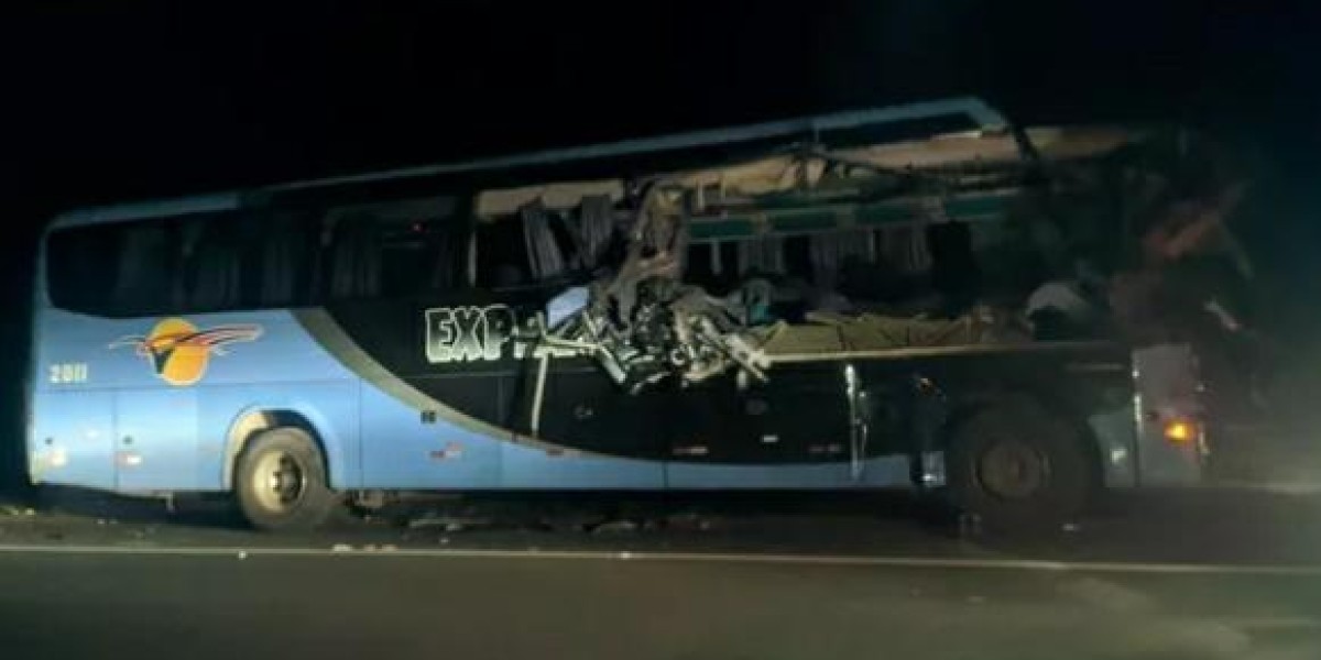 Colisão entre caminhão e ônibus deixa duas pessoas mortas e várias feridas na BR-135 entre Presidente Dutra e São Domingos