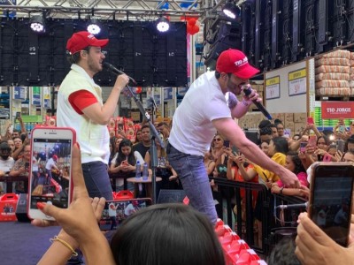 Dupla Israel e Rodolffo emocionam fãs em show em supermercado de São Luís 