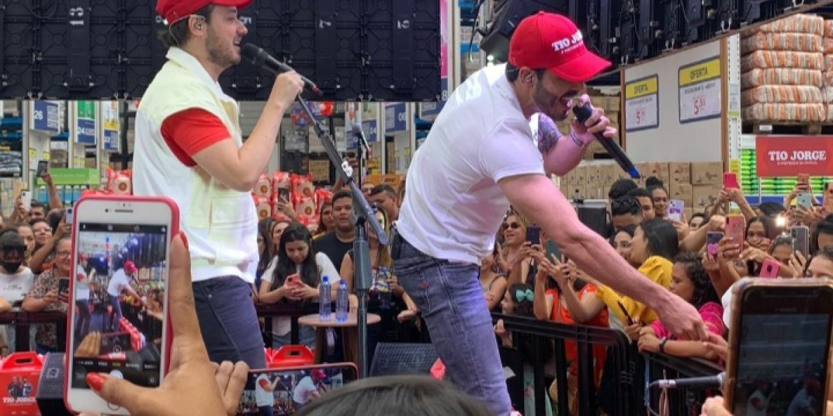 Dupla Israel e Rodolffo emocionam fãs em show em supermercado de São Luís