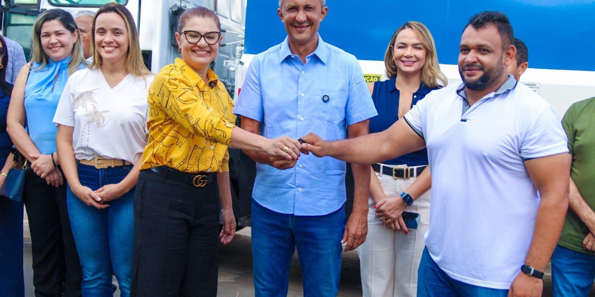 Prefeito Nonatinho, entrega carro compactador para reforçar a coleta de lixo, em Matões 