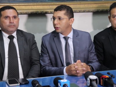 Prefeito em exercício, Ricardo Rodrigues, participa de coletiva de imprensa na prefeitura de Caxias