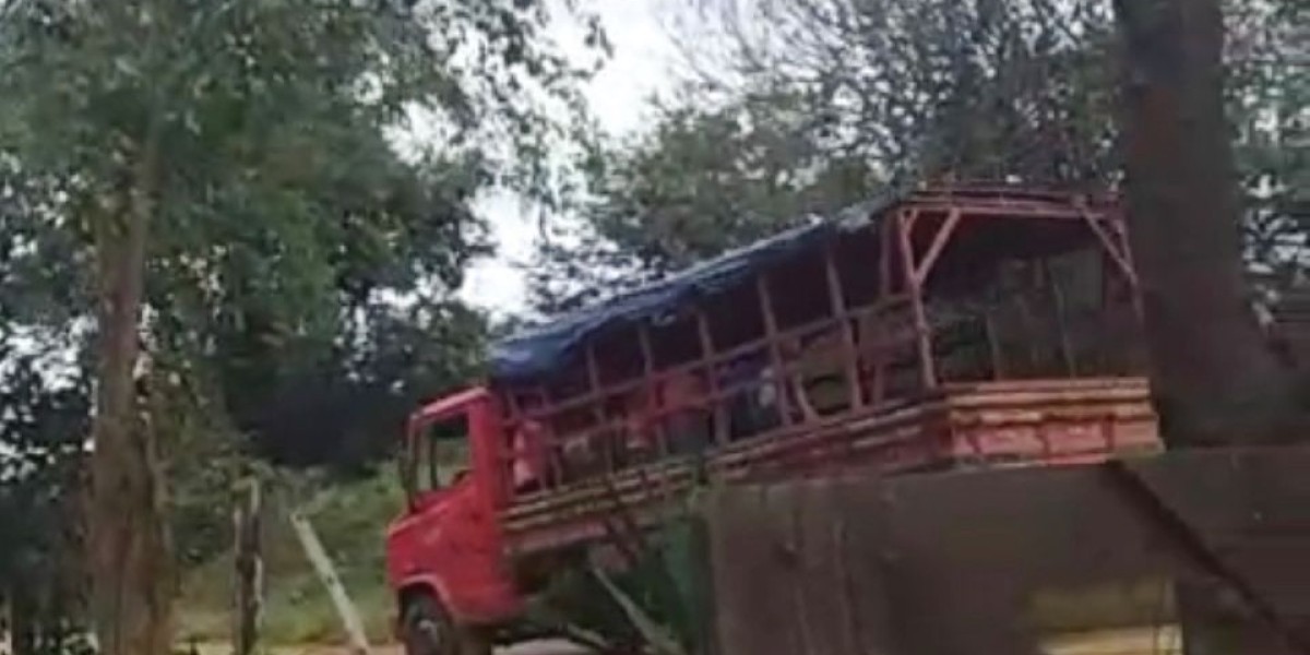 Prefeitura de Paraibano é denunciada no Ministério Público por transportar alunos em pau de arara