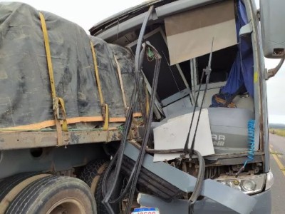 Ônibus de turismo colide em carreta e deixa uma pessoa morta na BR-222 no Maranhão