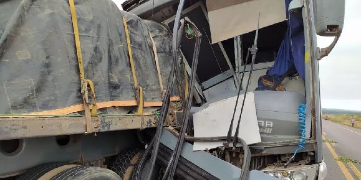 Ônibus de turismo colide em carreta e deixa uma pessoa morta na BR-222 no Maranhão