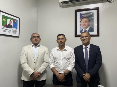 Vereador Professor Chiquinho e Ricardo Rodrigues dão boas vindas ao vereador Magno Magalhães na Câmara municipal de Caxias