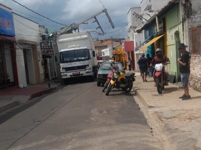 Caminhão derruba poste  de energia elétrica e deixa  motorista preso