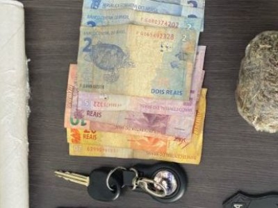 Casal suspeito de tráfico de drogas deixa criança de 6 anos sozinha em residência
