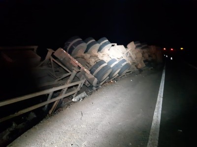 Carreta tomba e carga é saqueada na BR-222 no Maranhão