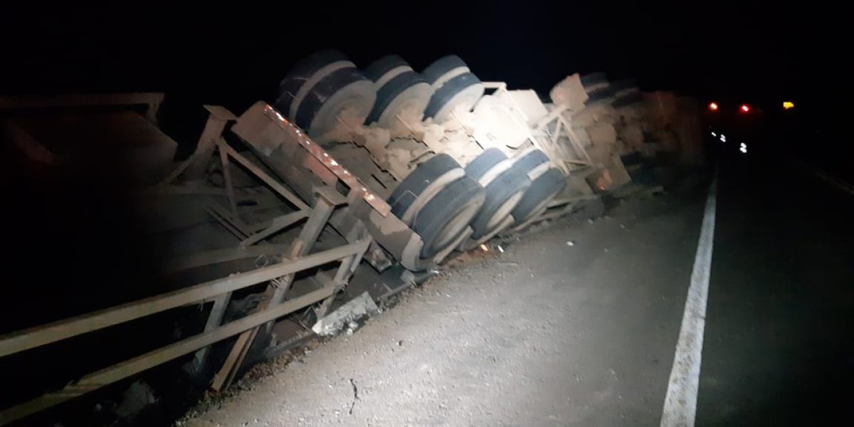 Carreta tomba e carga é saqueada na BR-222 no Maranhão