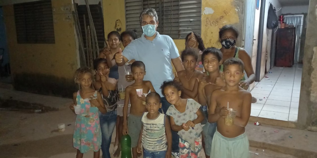 Vereador Thiago Carvalho comemora aniversário distribuindo sopa e cestas básicas para pessoas carentes em Timon