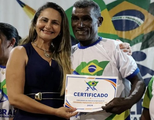 Concluintes do Programa Parnarama Alfabetizada recebem certificados em cerimônia especial