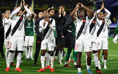 Vasco se segura com um a menos, bate Boca na Bombonera e larga na frente na Sul-Americana