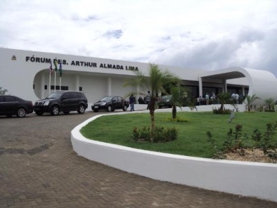 Homem vai ao Tribunal do Júri como testemunha e acaba preso após equipe identificar mandado em aberto em Caxias