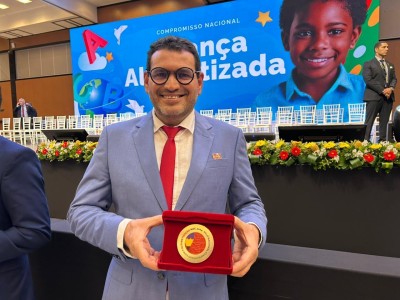 Caxias recebe selo ouro pelo compromisso nacional criança alfabetizada