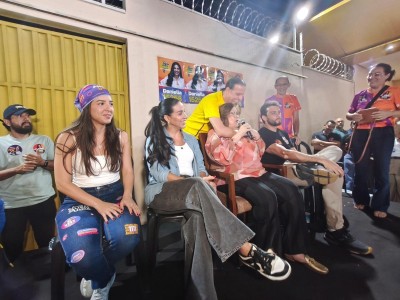 Dra. Cleide mostra força e reúne multidão em apoio a Amanda Gentil e Daniella