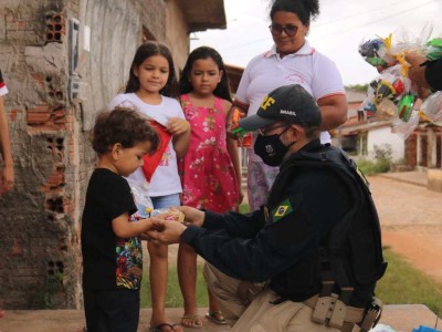 Ação solidária: PRFs distribuem brinquedos na comunidade Pedrinhas em São Luís