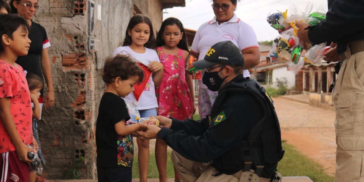 Ação solidária: PRFs distribuem brinquedos na comunidade Pedrinhas em São Luís