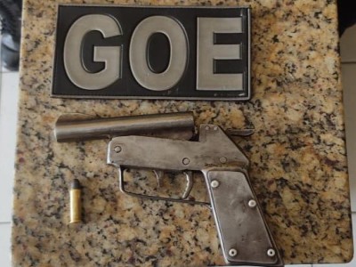 Policiais do Grupo de Operações Especiais (GOE) apreendem arma de fogo durante Operação Bairro Seguro em Caxias 