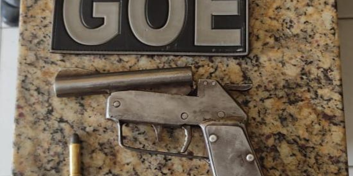 Policiais do Grupo de Operações Especiais (GOE) apreendem arma de fogo durante Operação Bairro Seguro em Caxias 