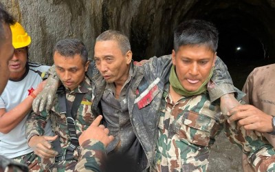 Sobreviventes são resgatados dez dias após tragédia que devastou o Nepal