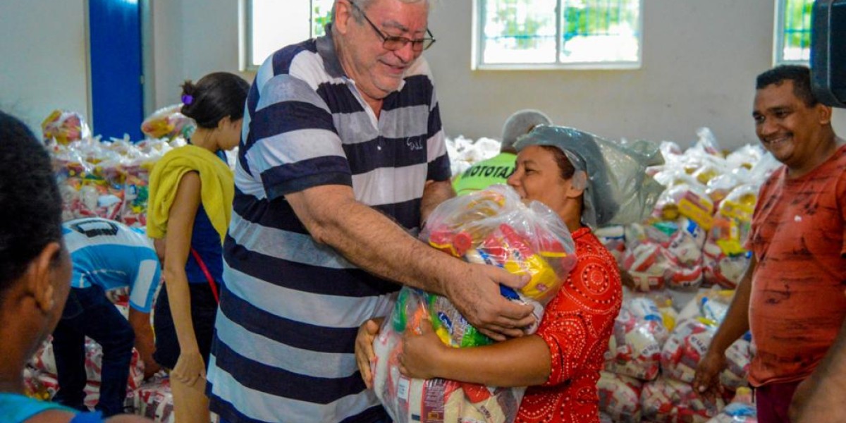 Prefeito Ferdinando Coutinho distribui mais de 2 mil cestas básicas para a população de Matões