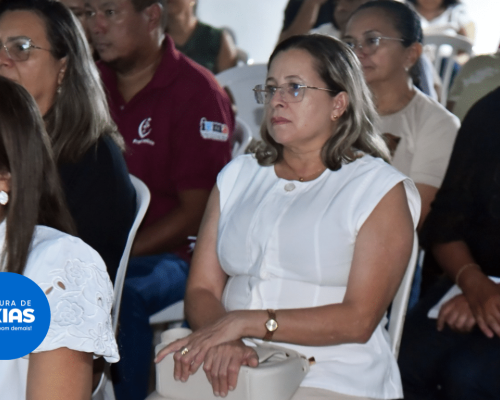 Profissionais realizam reunião para a construção do Plano Municipal de Educação