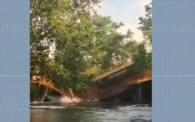 Caminhão com calcário cai no rio Mearim após ponte desabar em Grajaú