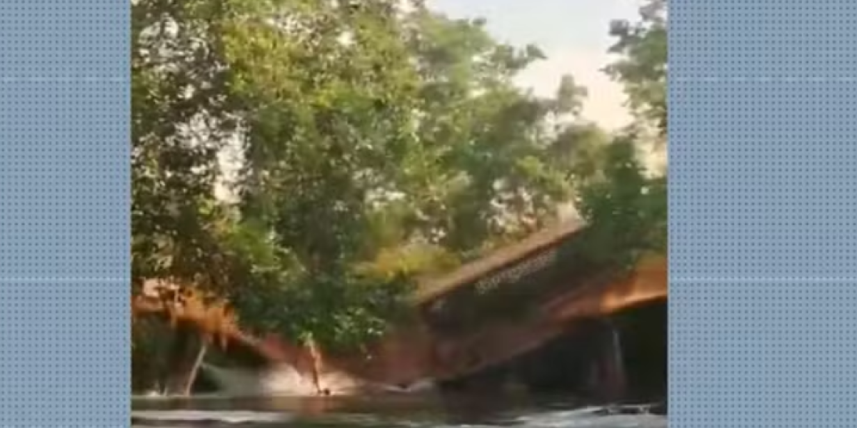 Caminhão com calcário cai no rio Mearim após ponte desabar em Grajaú
