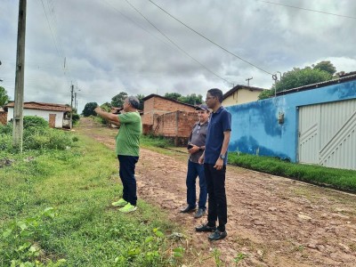 Prefeito de Coelho Neto, Bruno Silva, anuncia a construção de uma quadra  poliesportiva no bairro Olho D'água