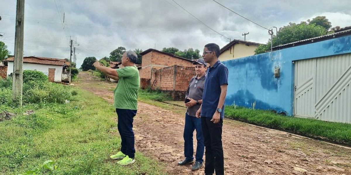 Prefeito de Coelho Neto, Bruno Silva, anuncia a construção de uma quadra  poliesportiva no bairro Olho D'água