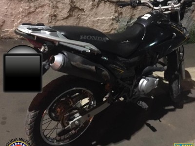 Polícia Militar recupera motocicleta roubada e apreende arma de fogo no bairro João Viana