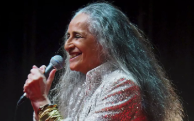 Maria Bethânia anuncia turnê especial pelos 60 anos de carreira