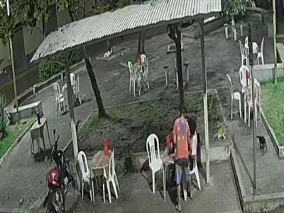 Câmera de segurança flagra assalto a casal em Caxias 