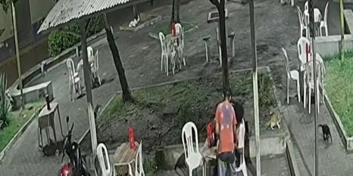 Câmera de segurança flagra assalto a casal em Caxias 