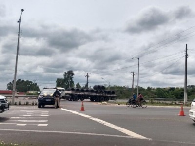 Pneu de carreta saca em rotatória na BR-316