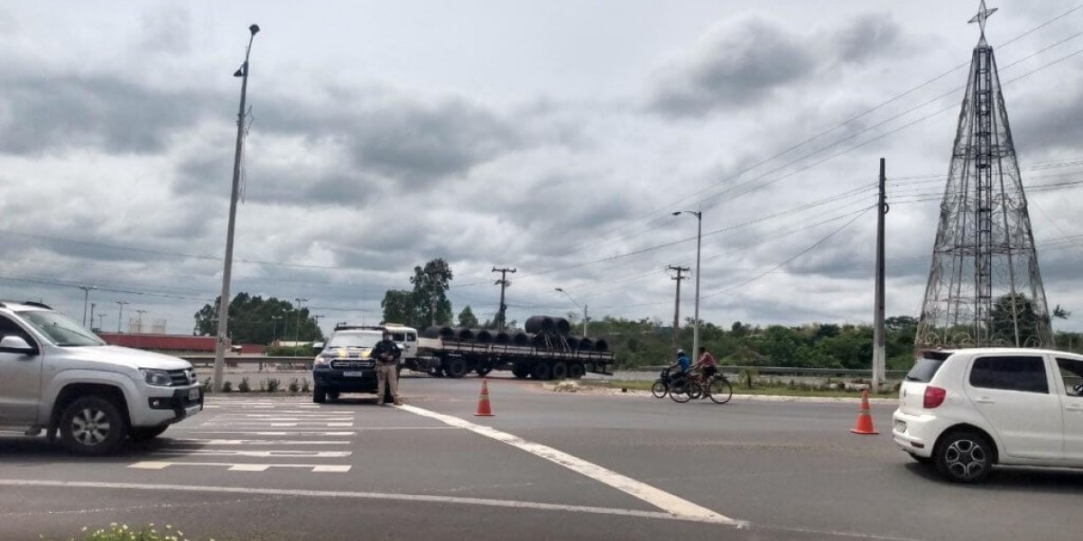 Pneu de carreta saca em rotatória na BR-316