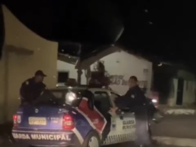 Guardas municipais empurram viatura no prego em Caxias 