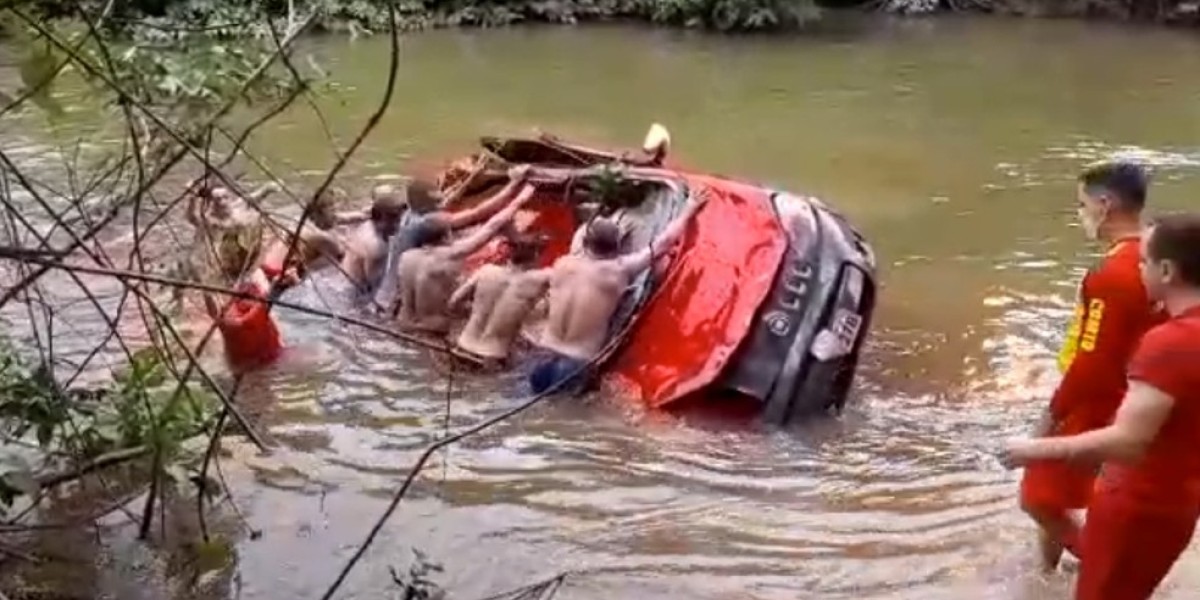 Três jovens morrem após carro cair em rio no norte do Tocantins