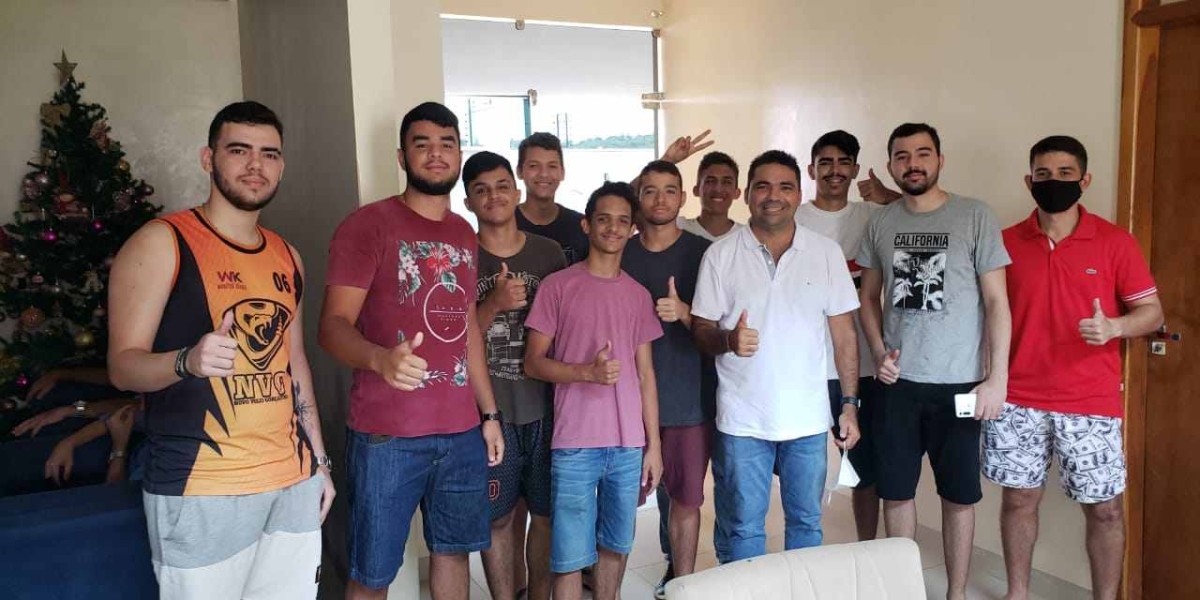 Prefeito recebe em sua casa representantes do vôlei em Gonçalves Dias