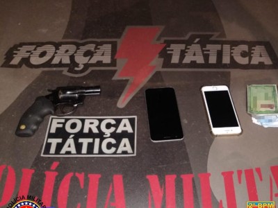 Polícia Militar recupera veículo roubado e apreende arma de fogo em Caxias